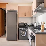 The 51 Hermitage By Ib Signature - Elegant 1Br, Peaceful - 24 X7 Security - Self Check-In - Parking - City View With Terrace - Walk To Cafes! City Centre & Tram