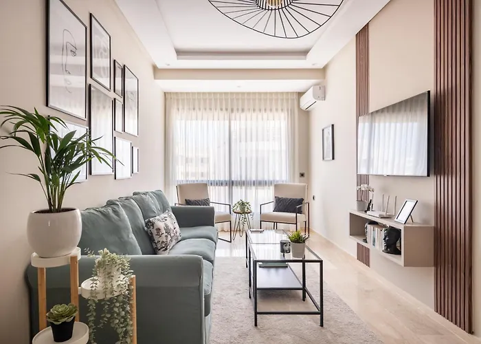 The 51 Hermitage By Ib Signature - Elegant 1Br, Peaceful - 24 X7 Security - Self Check-In - Parking - City View With Terrace - Walk To Cafes! City Centre & Tram