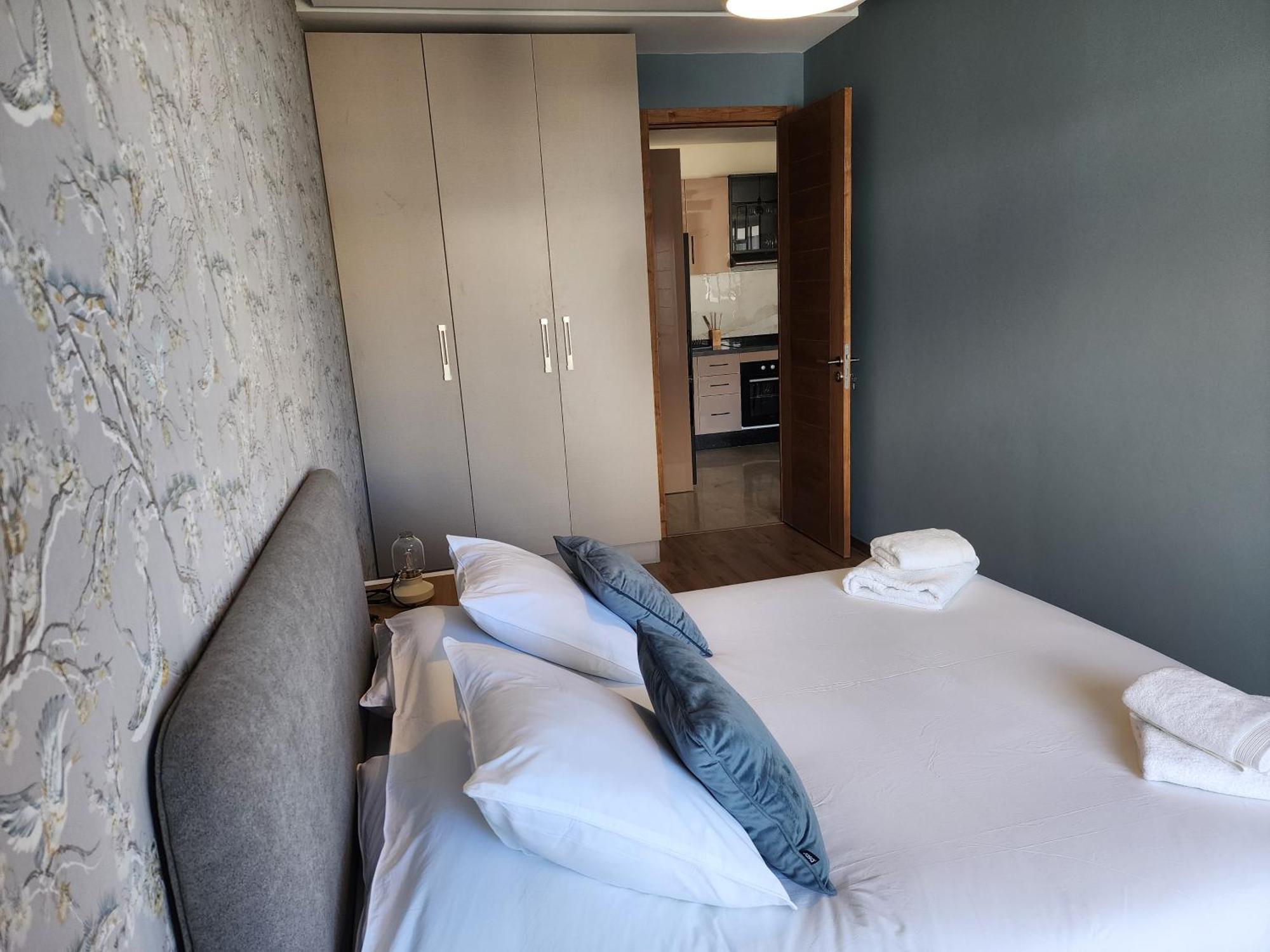 The 51 Hermitage By Ib Signature - Elegant 1br, Peaceful - 24 X7 Security - Self Check-in - Parking - View With Terrace - Walk To Cafes! Centre & Tram Appartement