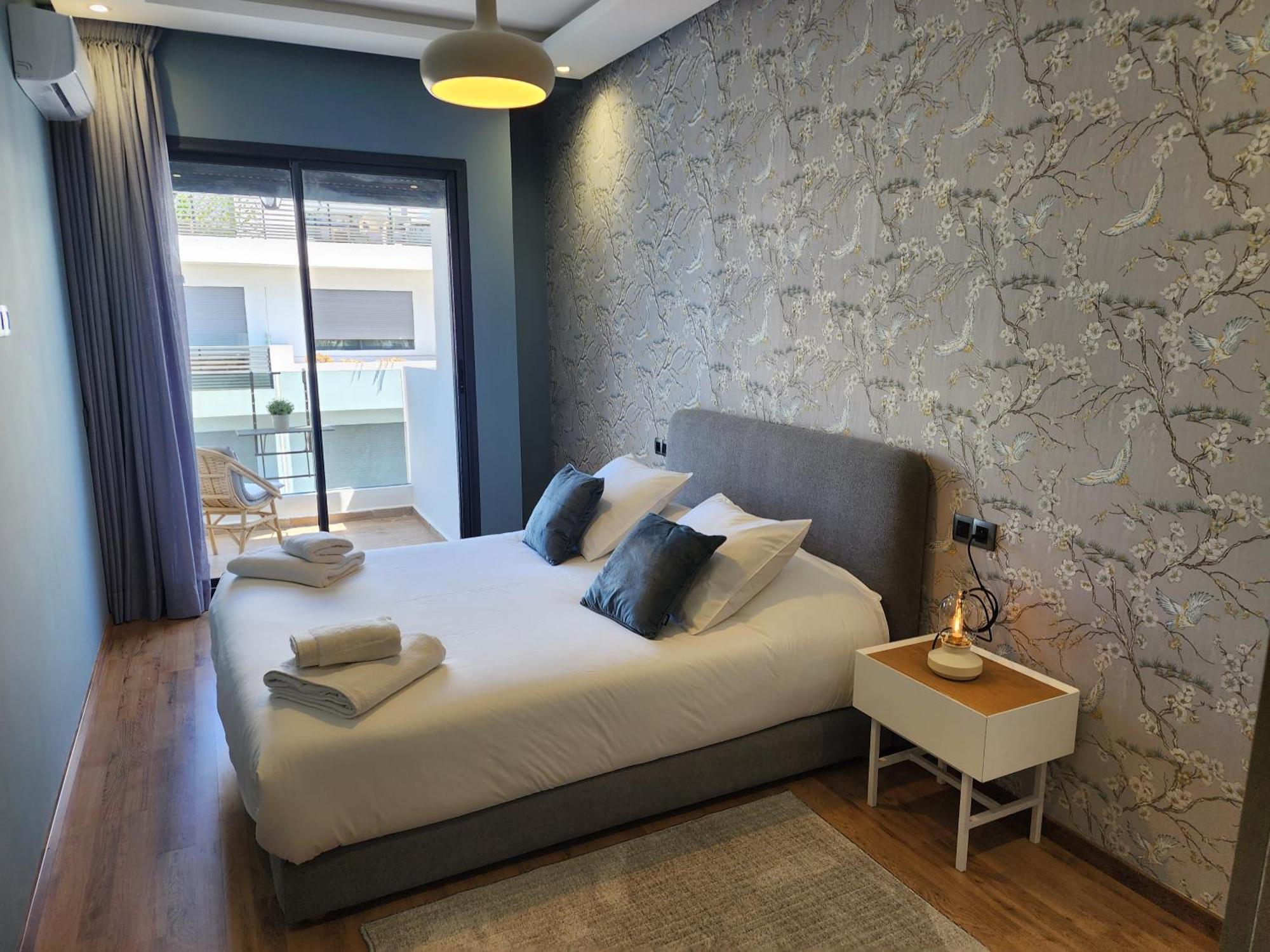 The 51 Hermitage By Ib Signature - Elegant 1br, Peaceful - 24 X7 Security - Self Check-in - Parking - View With Terrace - Walk To Cafes! Centre & Tram *