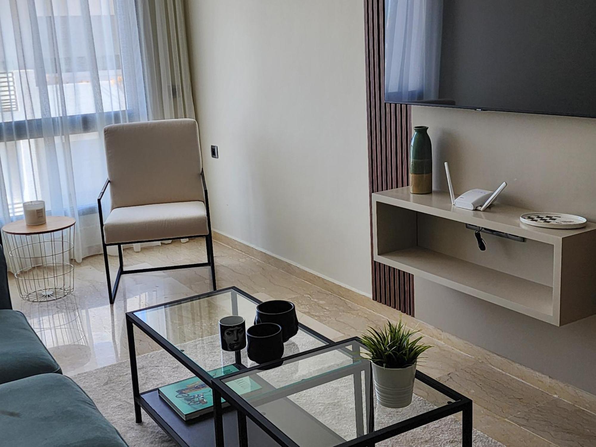 The 51 Hermitage By Ib Signature - Elegant 1br, Peaceful - 24 X7 Security - Self Check-in - Parking - View With Terrace - Walk To Cafes! Centre & Tram